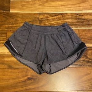VGUC Lululemon hotty hot shorts size 6 2.5”